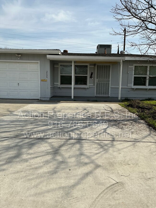 Building Photo - Close to Freeway, Shopping Single Story 2 Bedroom 1 Bath Large yard 1 Car Garage Drought Resistan...