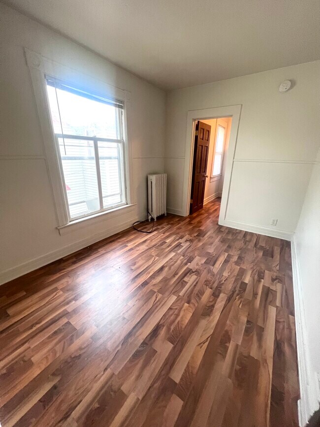 Building Photo - 716 N Walnut St