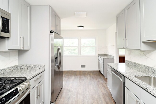 Building Photo - Newly Renovated One Level Downtown Residence