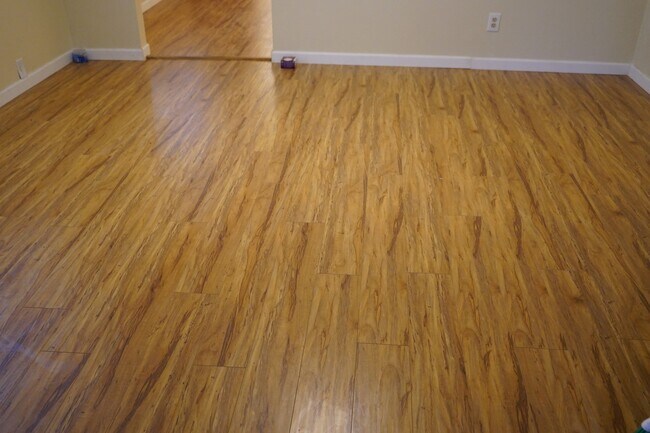 Building Photo - Spacious 3 bedroom, 1 bathroom renovated home