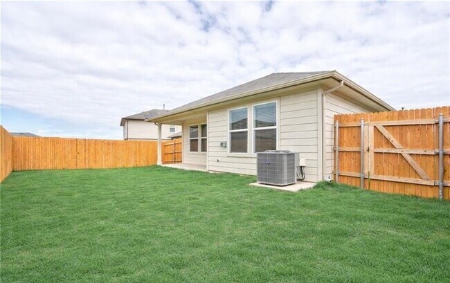 Building Photo - "Charming 3-Bedroom Oasis on Roanwood Drive with 2 Full Baths – Your Spacious Retreat Awaits in S...