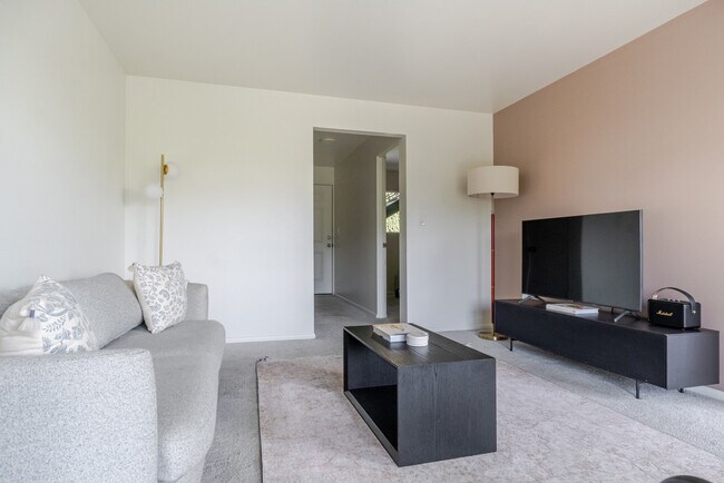 Building Photo - 2850 15th Ave W