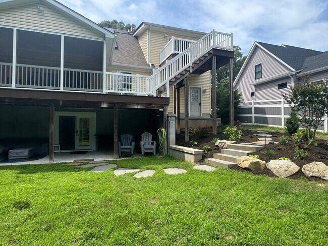 Building Photo - 2094 Fieldcrest Dr