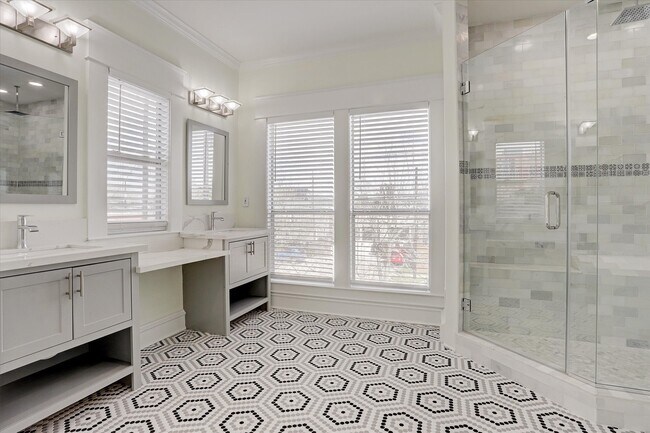 Building Photo - 1847 Cortlandt St