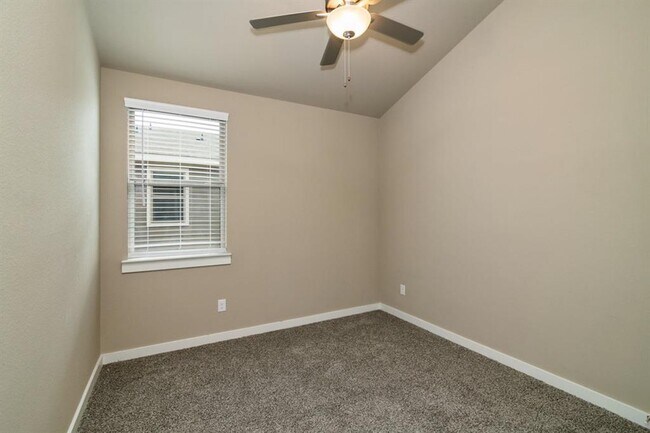Building Photo - 605 Harvest Moon Dr