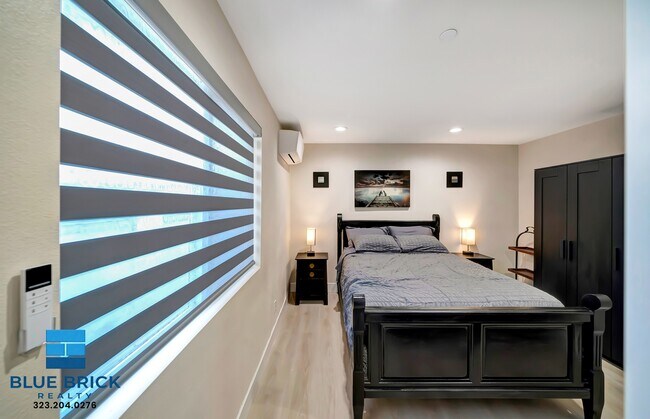 Building Photo - 5843 Vanalden Ave