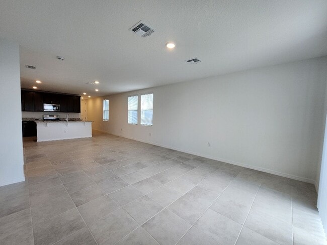 Building Photo - LIKE NEW!!! 4-Bedroom, 2-Bathroom in Villamar/Winter Haven