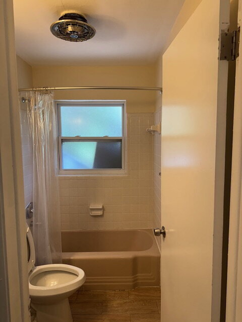 Building Photo - Spacious 2 Bedroom