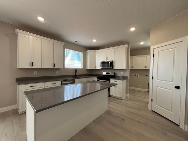 Building Photo - SPACIOUS HOME FOR RENT!