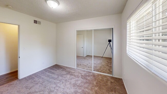 Building Photo - Beautiful 3 bedroom 2 bath Home