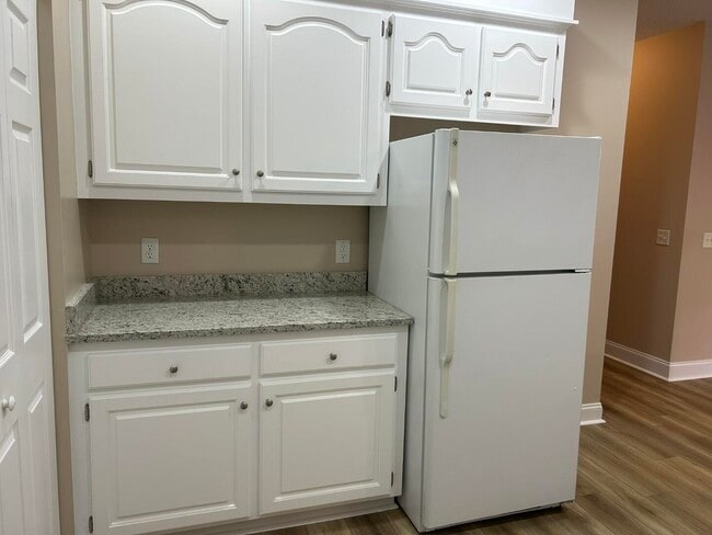 Building Photo - 3421 Beacon Dr