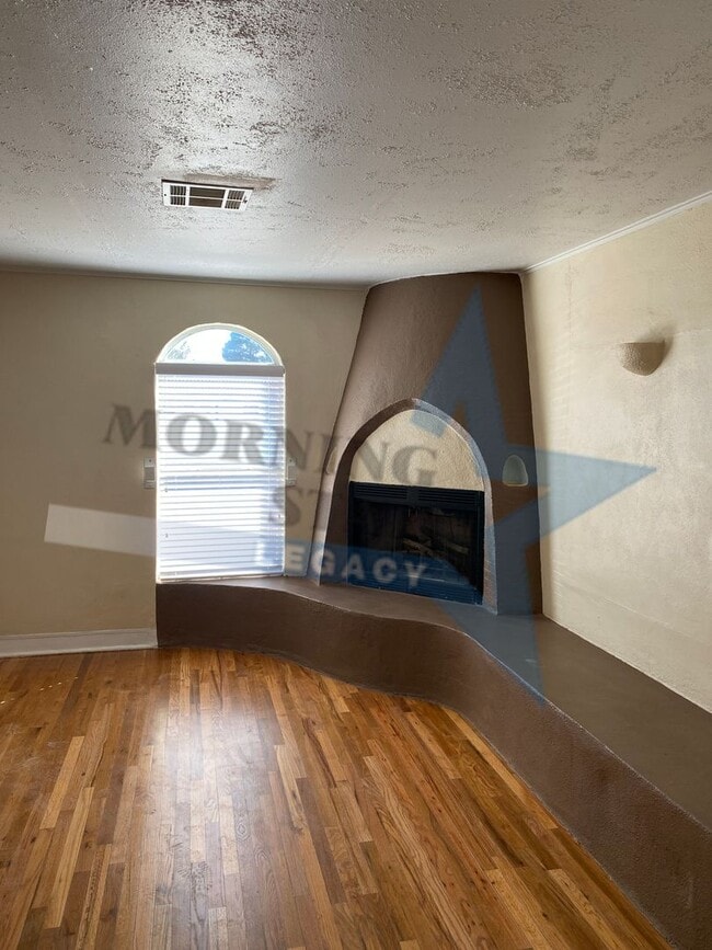 Building Photo - Updated 2 bedroom with refrigerated air!