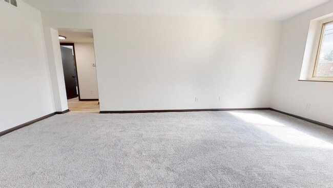 Building Photo - Parma - Ridgewood Lofts - 1 bedroom unit.