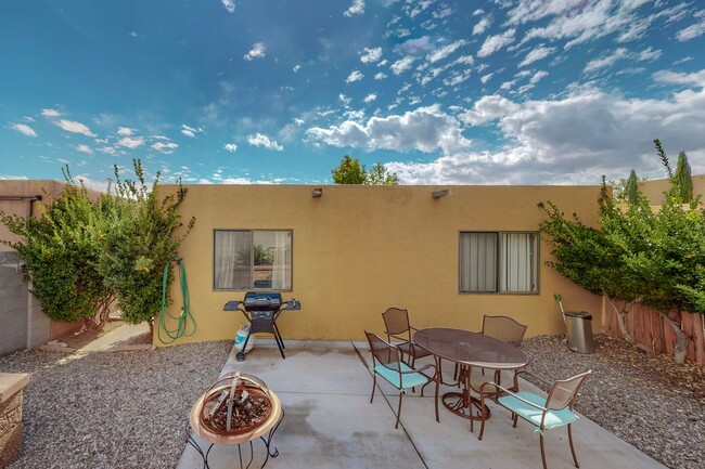 Building Photo - UNSER/LADERA 2 Bedroom  2 Bath  2 car gara...