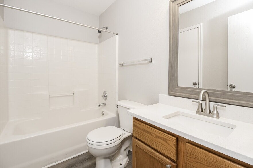 Building Photo - 501 Longshore Dr
