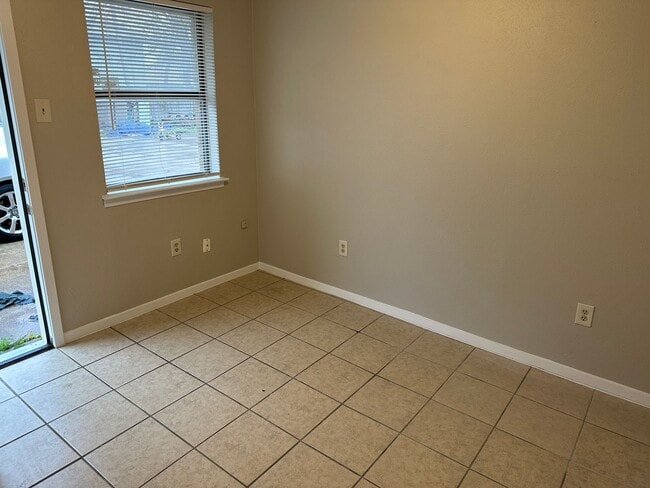 Building Photo - REFRESHED HALF DUPLEX IN IRVING!!