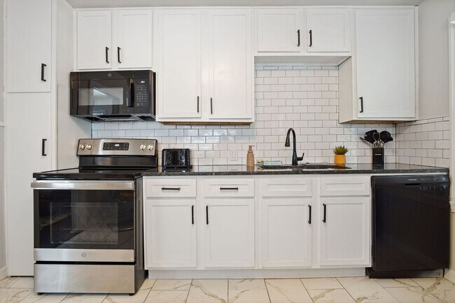 Building Photo - 912 W Comanche St