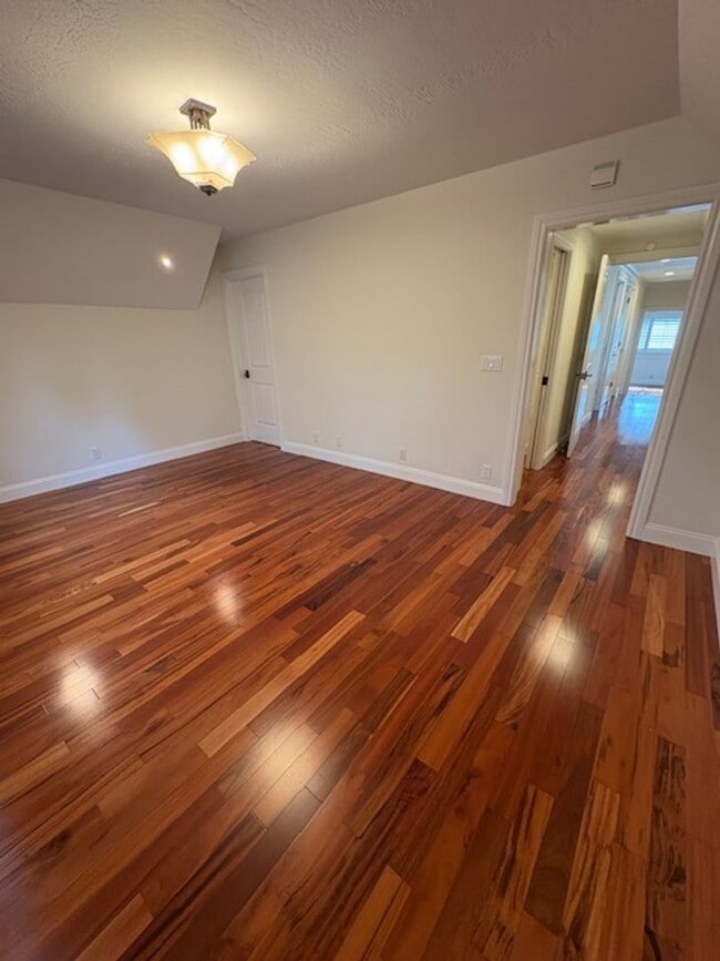 Building Photo - Los Gatos Family Townhome Ready for Move i...