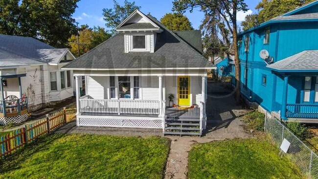 Building Photo - Charming home blocks from Kendall Yards