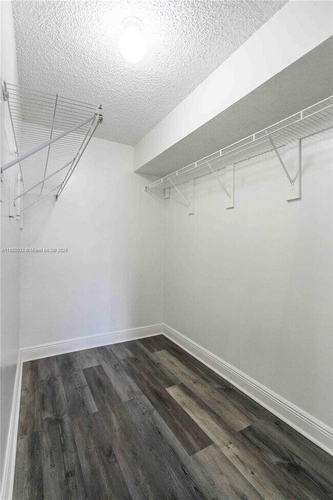Building Photo - 6960 Rue Vendome