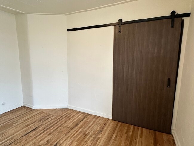 Building Photo - 1208