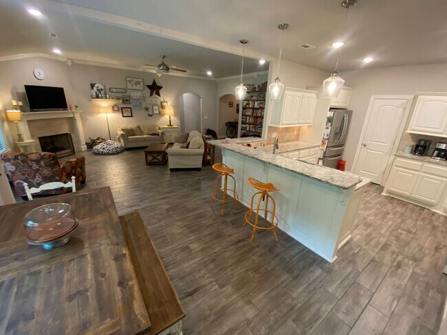 Building Photo - 3 Bedroom 2.5 Bathroom Home