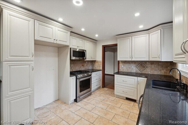 Building Photo - 19263 Sunset St