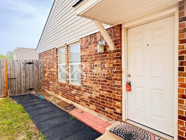 Building Photo - ADORABLE East Norman 3 Bed/2 Bath Duplex Available NOW in Eastridge!
