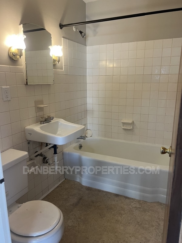 Building Photo - 4621 S Detroit Ave