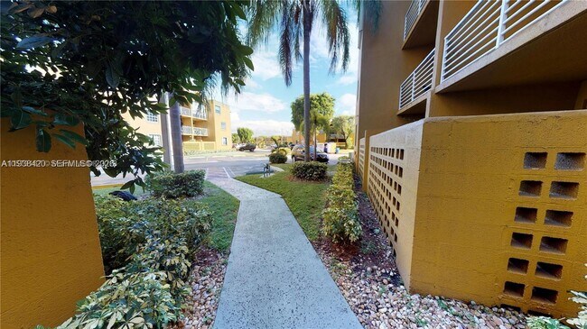 Building Photo - 9735 Fontainebleau Blvd