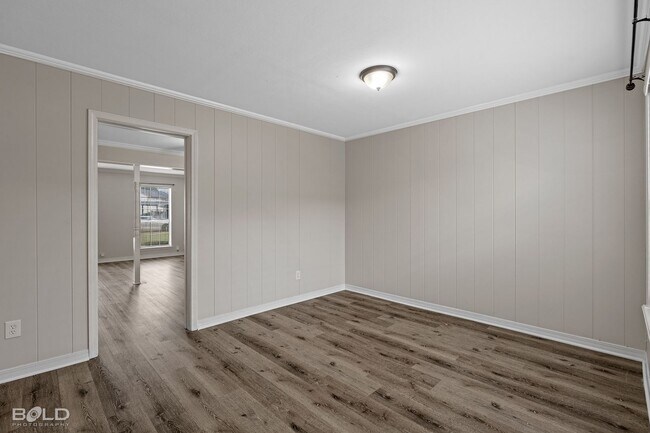 Building Photo - 3 bed 2 bath Town House