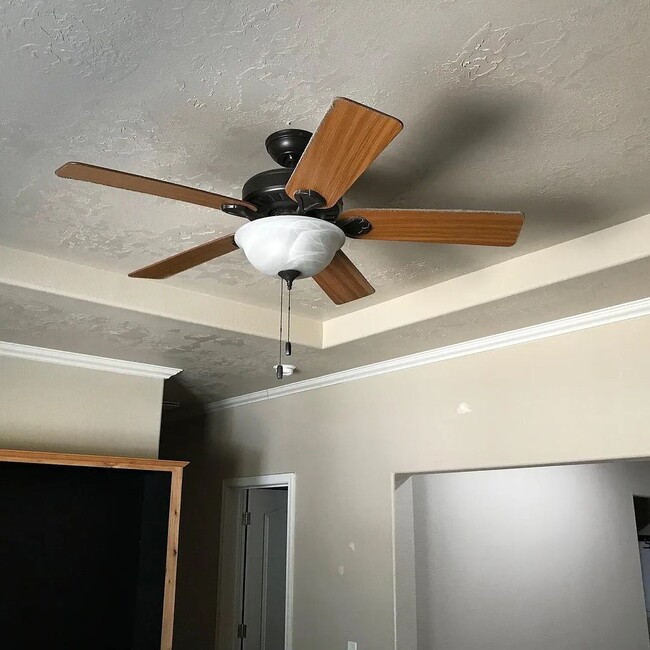 Building Photo - Quiet Home Out of Town