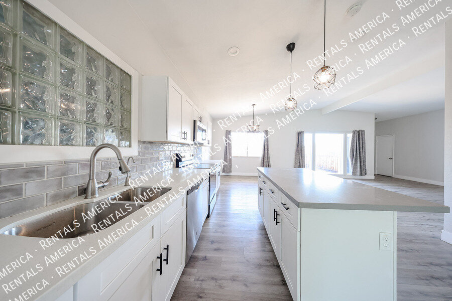 Building Photo - 2110 W Greenbriar Dr