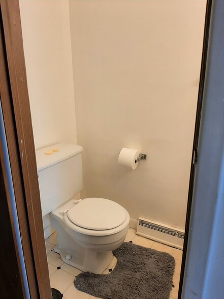 1/2 bath - 618 N Terrace Dr