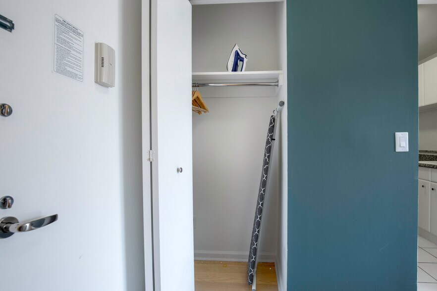 Building Photo - 400 Chambers St