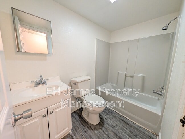 Building Photo - 1627 N Denver Ave