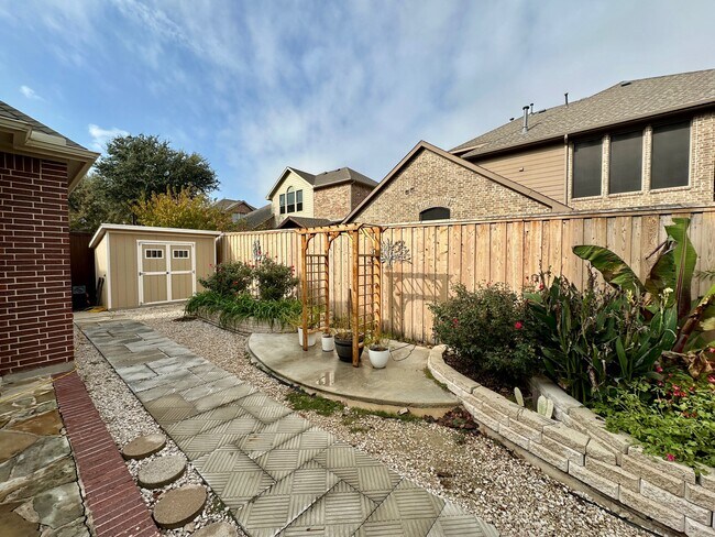 Building Photo - 928 Falcon Dr