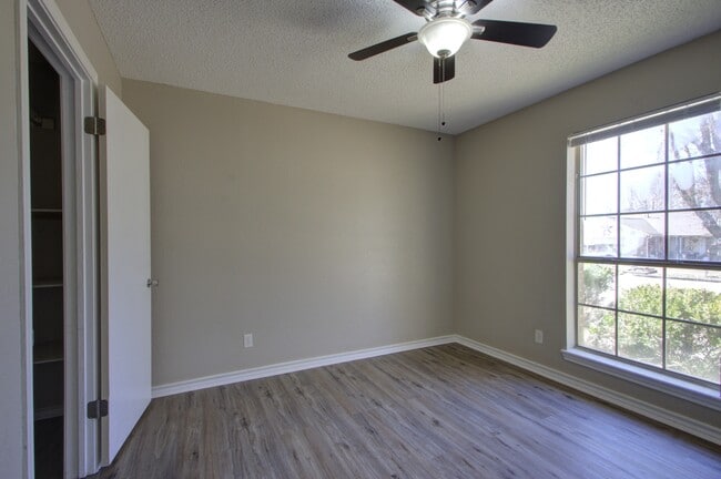 Building Photo - 118 Val Verde Trail