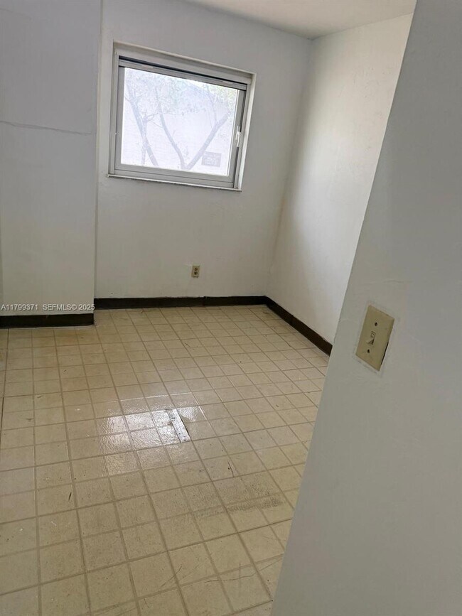 Building Photo - 1600 NW 4th Ave