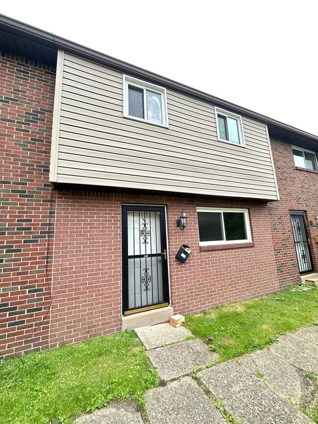 Building Photo - Well-Maintained 2 Bed, 1 Bath Townhome in West Mifflin - Central AC & Heat, Integral Garage - Ava...