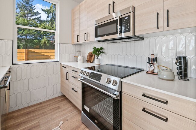 Building Photo - Modern Townhome in Licton Springs – Rooftop Deck & Stylish Living!