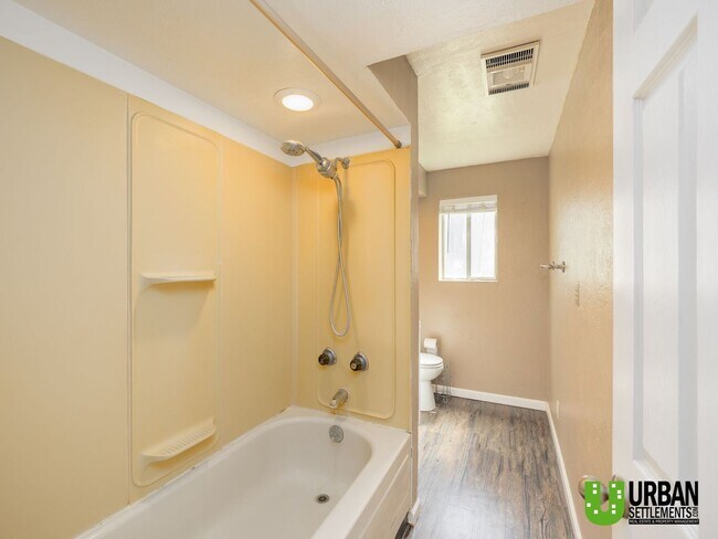 Building Photo - 4 bedroom 2 bath room house for rent in So...