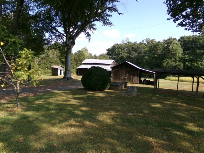 Building Photo - Country Living