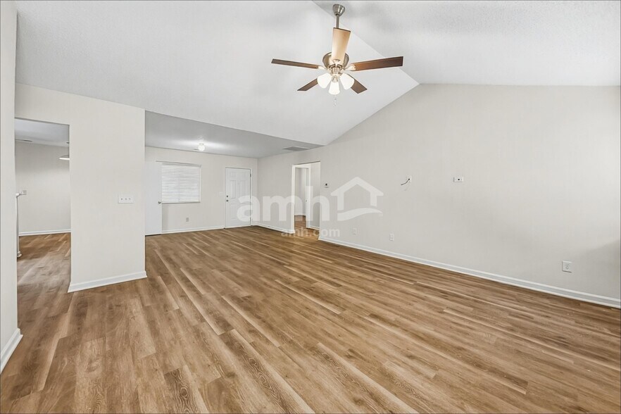 Building Photo - 5701 Hidden Lake Dr