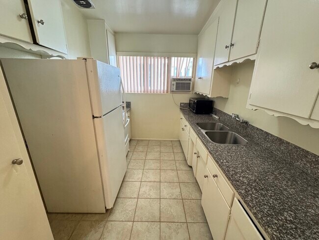 Building Photo - 521 S Manhattan Pl