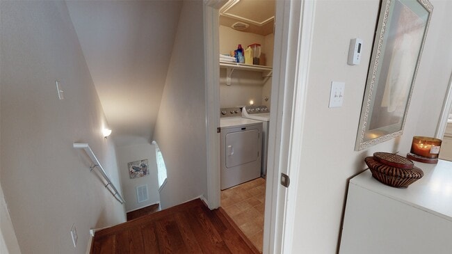 Building Photo - 1321 Paige St