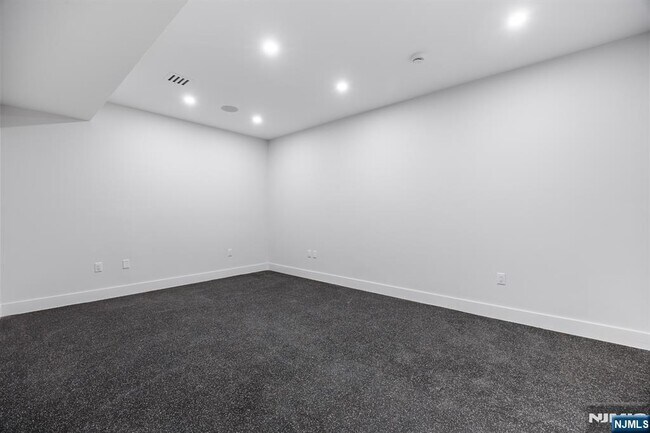 Building Photo - 242 Hardenburgh Ave