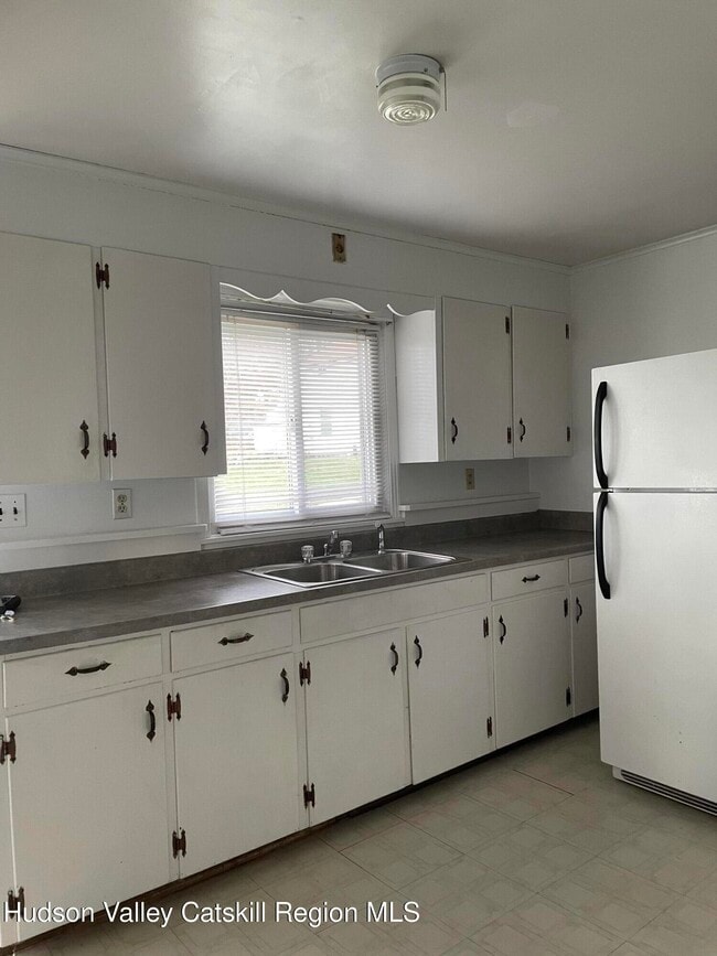 Building Photo - 42 Maple Ave