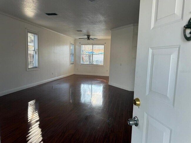 Building Photo - 3208 Fairfield Dr