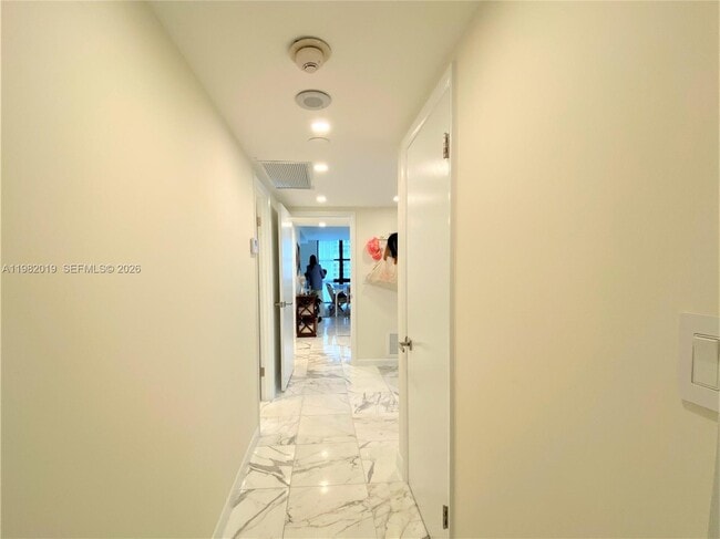 Building Photo - 1121 Crandon Blvd